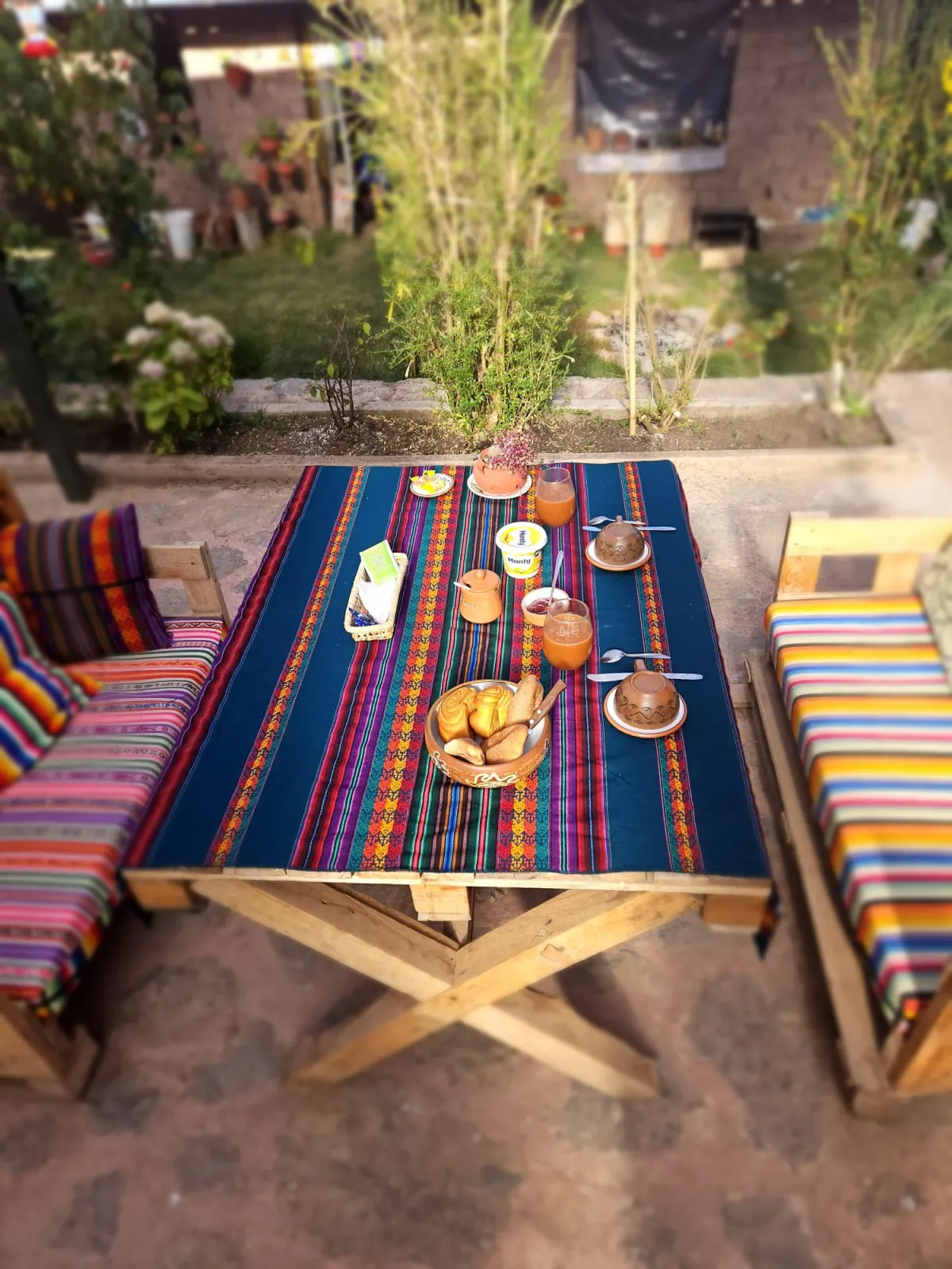 Opciones de desayuno con frutas y panes